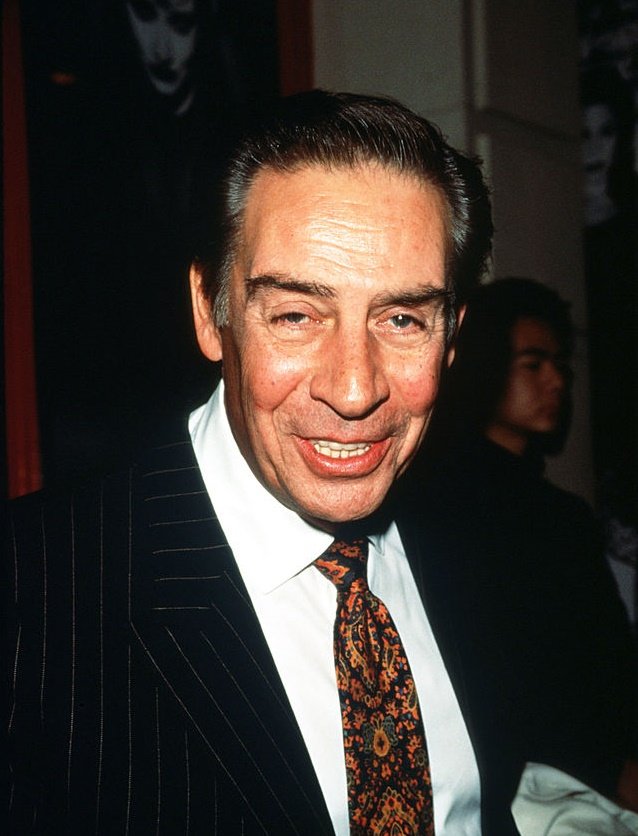 Actor Jerry Orbach stands at the premiere of the musical "Chicago" | Photo: Getty Images