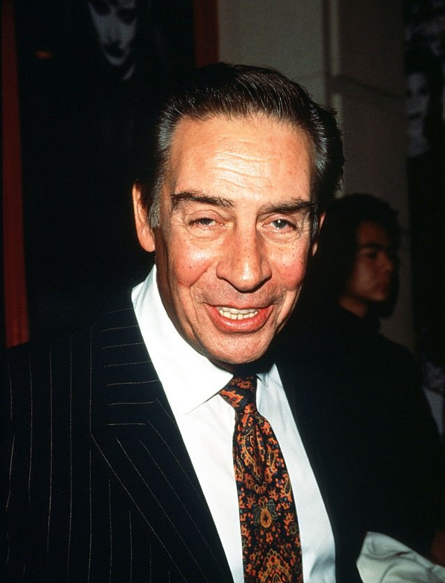 Actor Jerry Orbach stands at the premiere of the musical "Chicago." | Photo: Getty Images