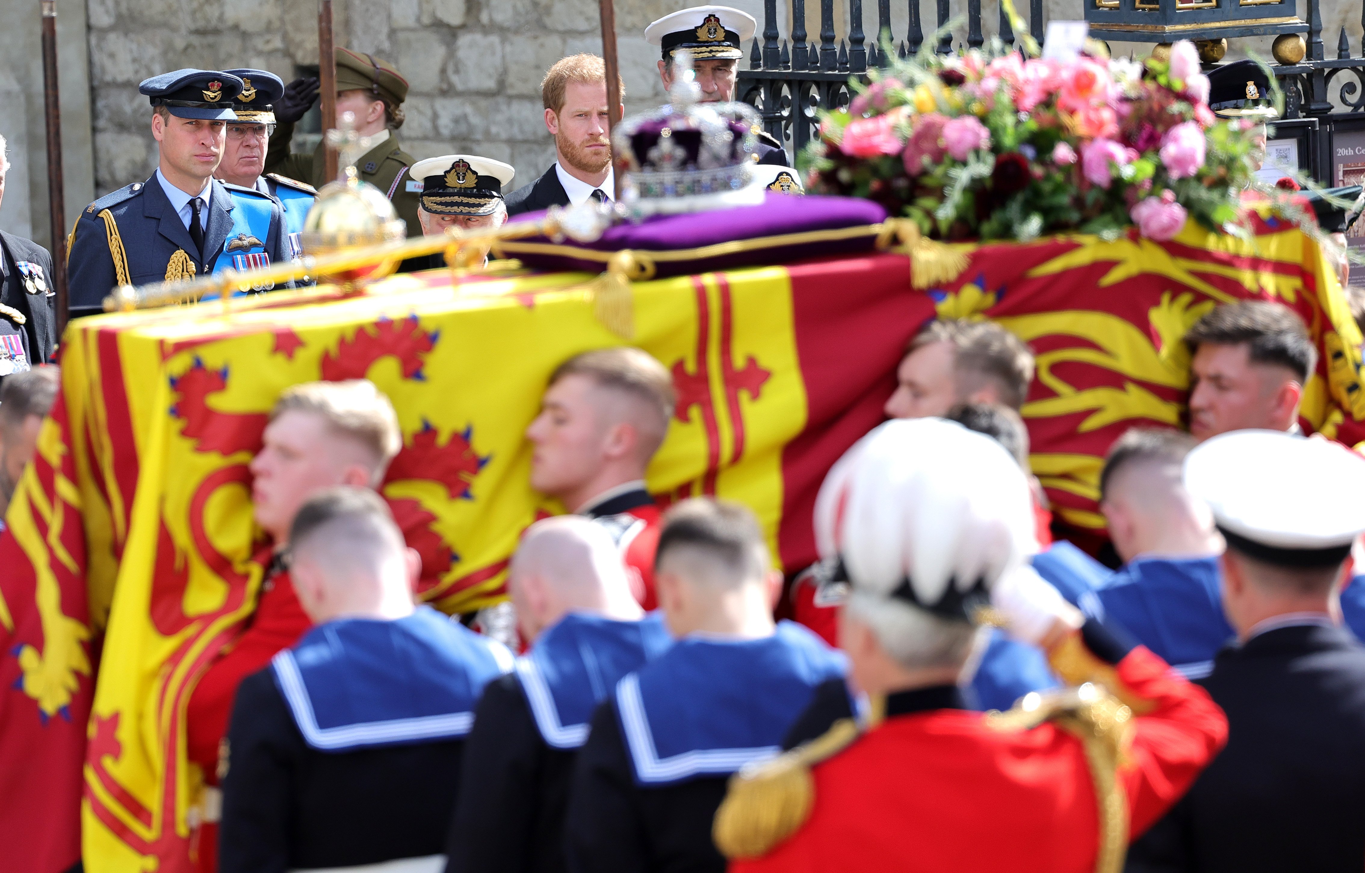 El príncipe William, príncipe de Gales, el rey Charles III y el príncipe Harry, duque de Sussex, observando el ataúd de la reina Elizabeth II durante su funeral de estado en la Abadía de Westminster, el 19 de septiembre de 2022 en Londres, Inglaterra. | Foto: Getty Images