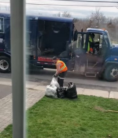 Trabajador del aseo recoge la basura en Canadá. | Foto: Youtube/ViralHog 