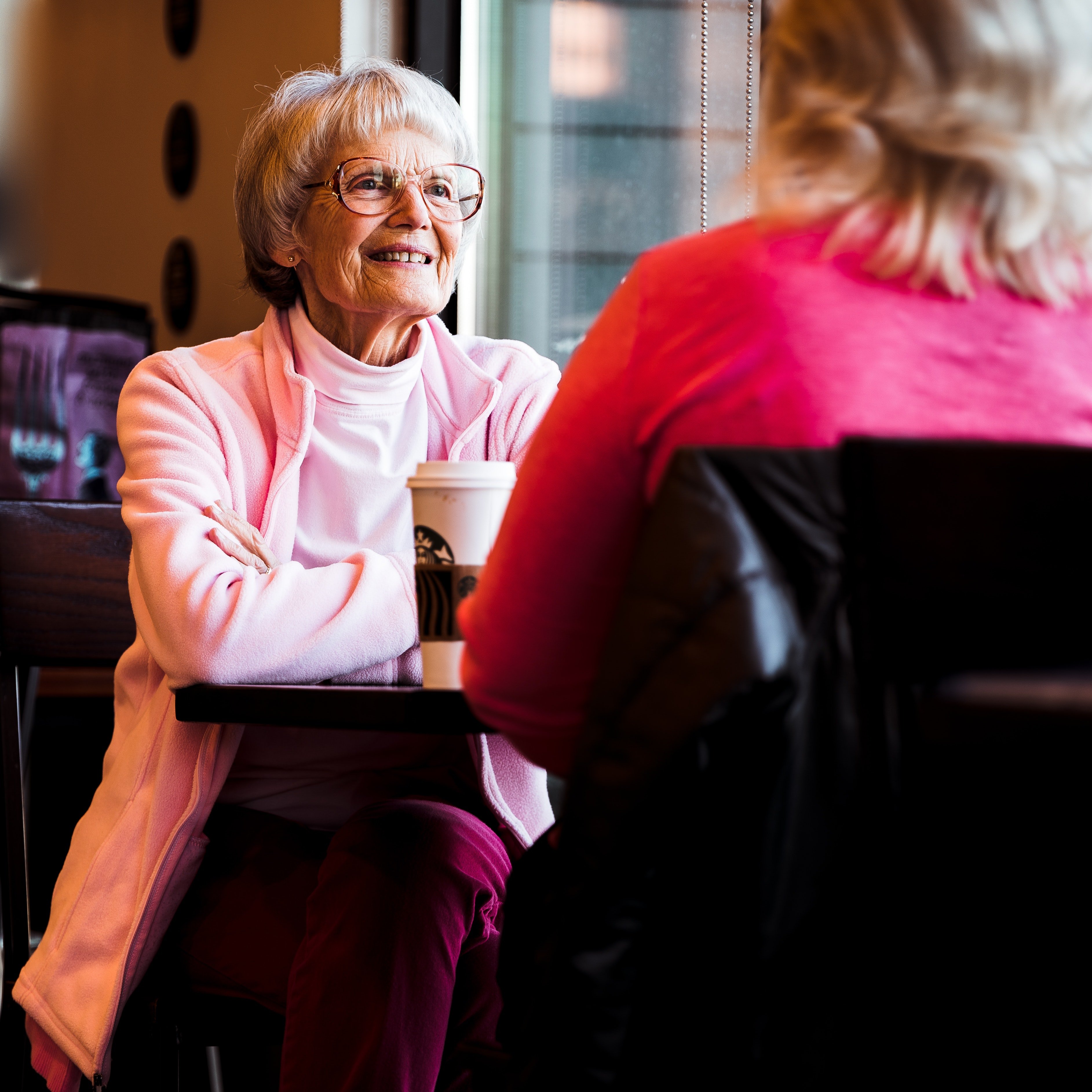 Anciana conversando. | Foto: Pexels