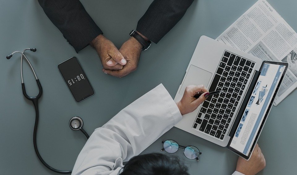 Un médecin avec son patient. l Source: Pixabay