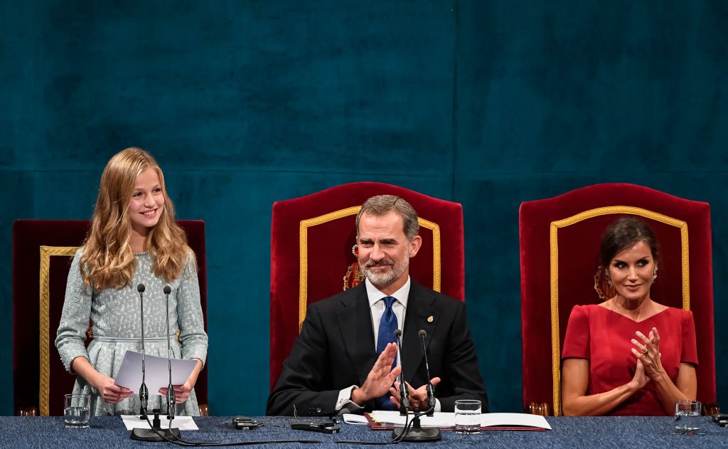 La Princesa Leonor de España, el Rey Felipe de España, la Reina Letizia de España asisten a la ceremonia de entrega de los Premios Princesa de Asturias 2019 en el Teatro Campoamor el 18 de octubre de 2019 en Oviedo, España. | Imagen: Getty Images. La Princesa Leonor de España, el Rey Felipe de España, la Reina Letizia de España asisten a la ceremonia de entrega de los Premios Princesa de Asturias 2019 en el Teatro Campoamor el 18 de octubre de 2019 en Oviedo, España. | Imagen: Getty Images.