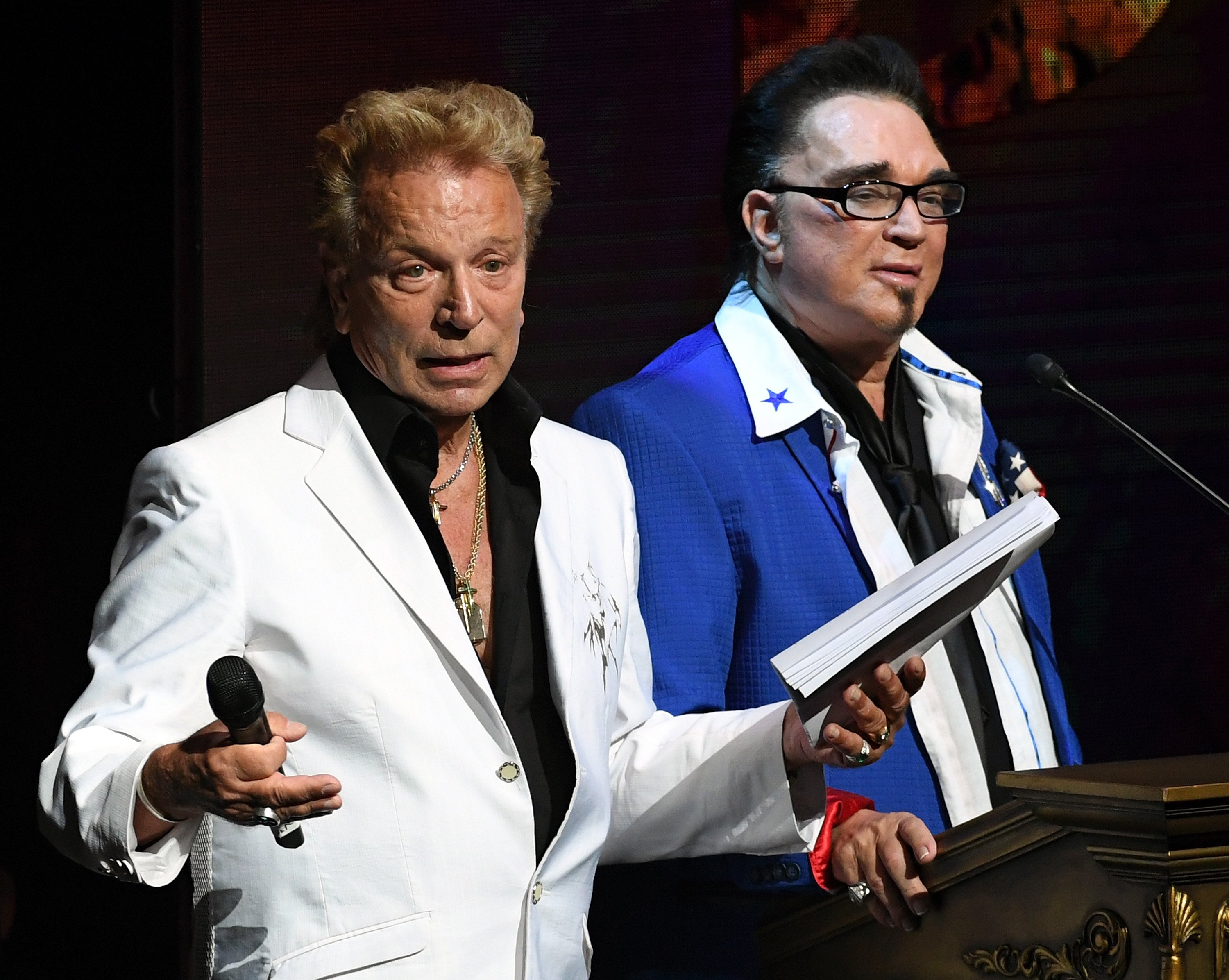 Siegfried Fischbacher (L) and Roy Horn (R) speaking at the HELP event in Las Vegas in September, 2016. | Photo: Getty Images. 