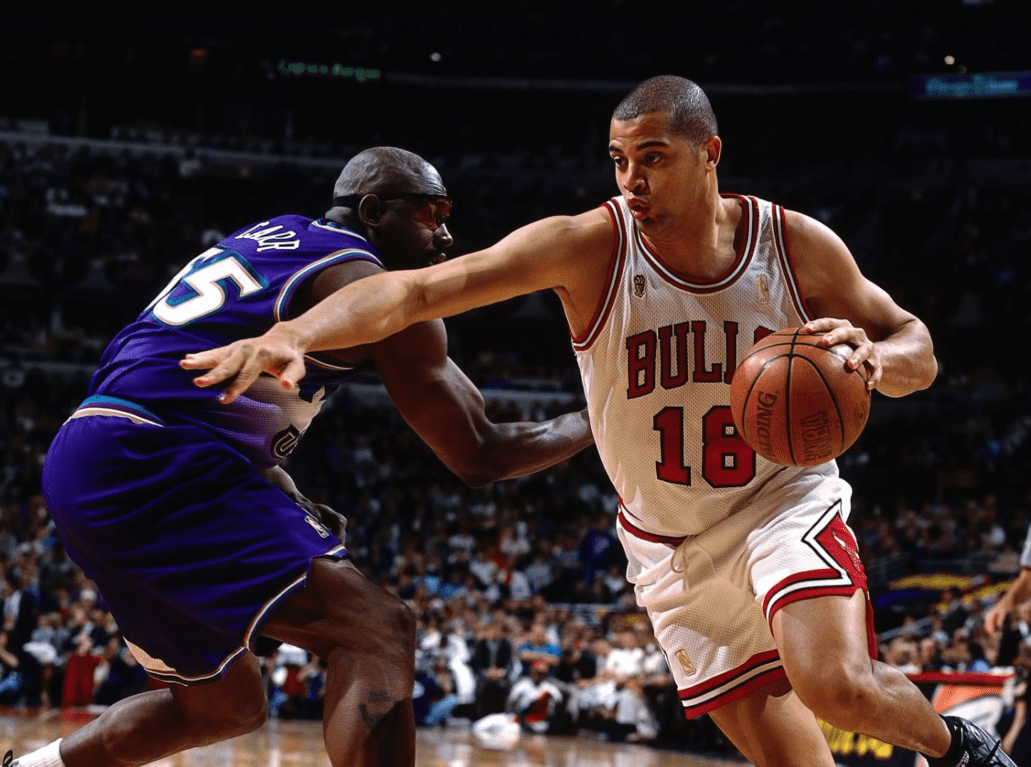 Bison Dele playing for the Chicago Bulls in 1997 | Photo: YouTube/NBA Insider