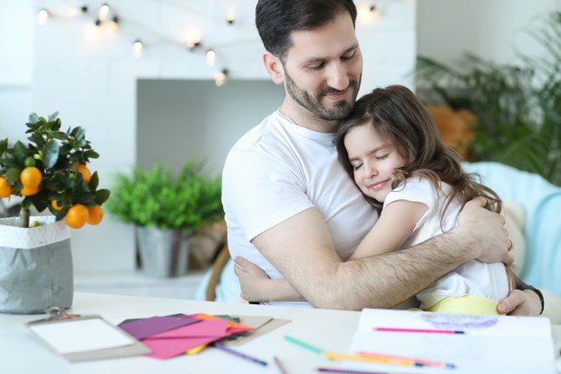 Padre e hija abrazándose. │Foto: Freepik