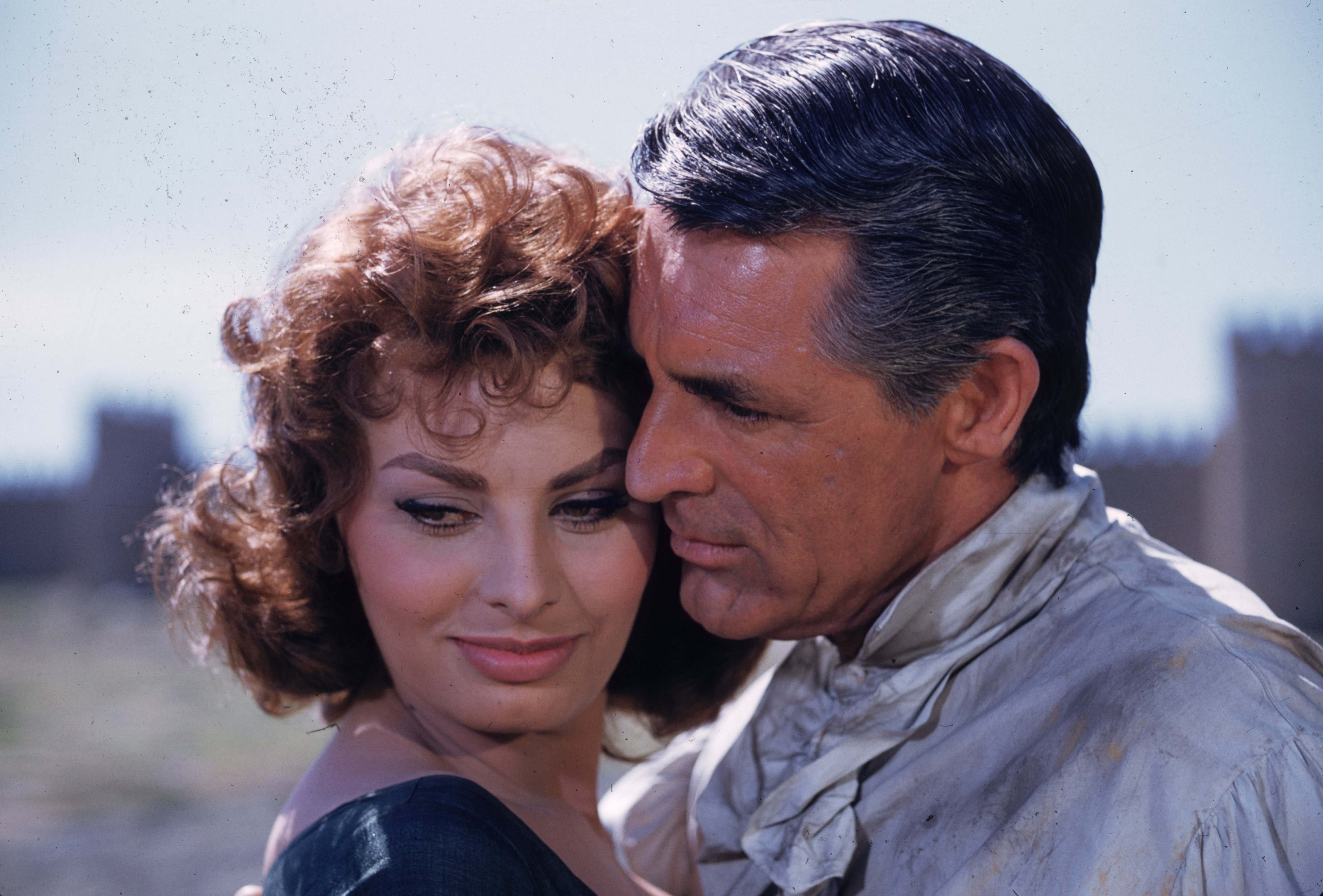 Sophia Loren spielt mit Cary Grant in der United Artists-Produktion von "The Pride and The Passion". | Quelle: Getty Images