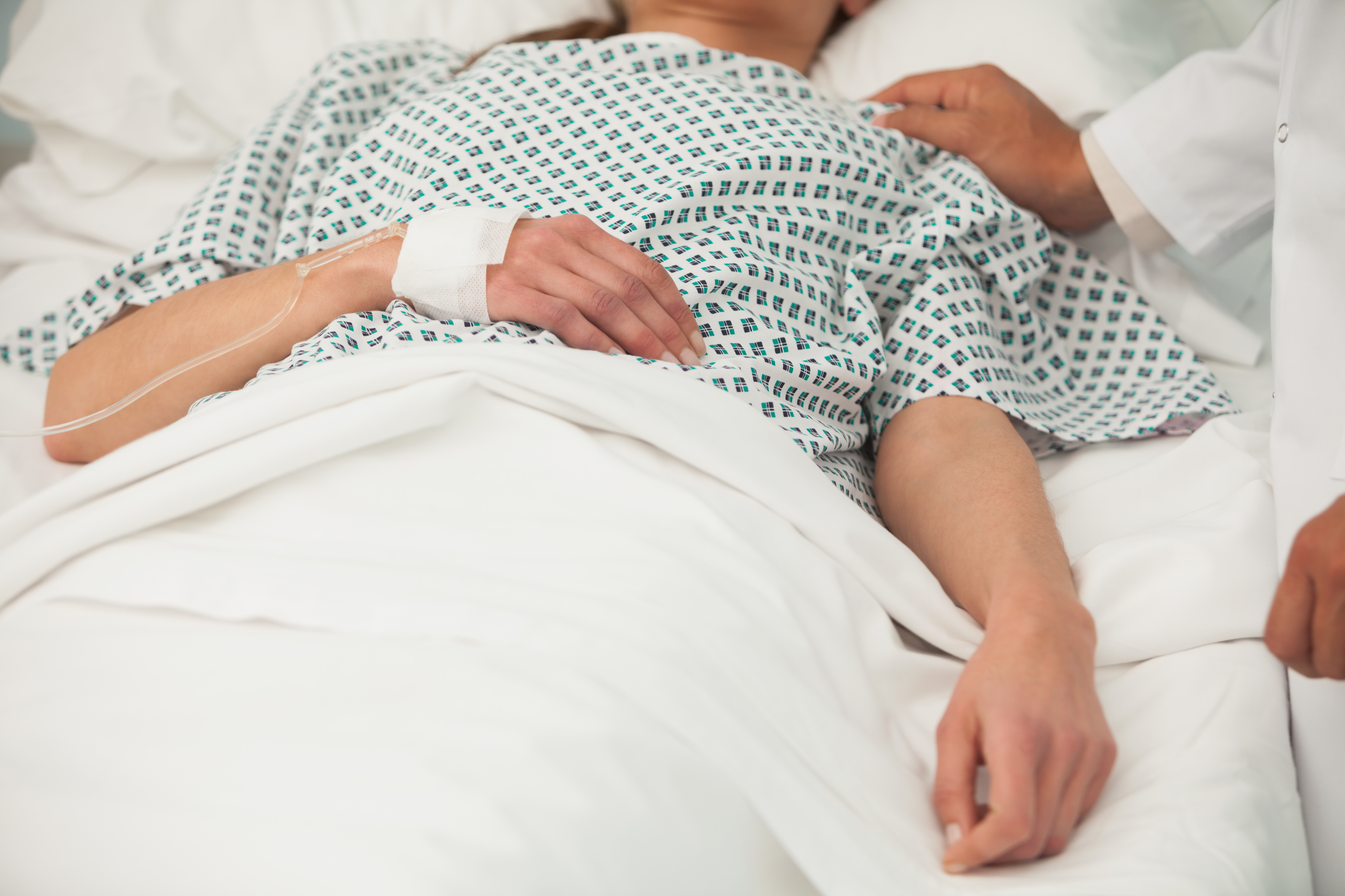 Sick lady lying in hospital bed | Source: Shutterstock