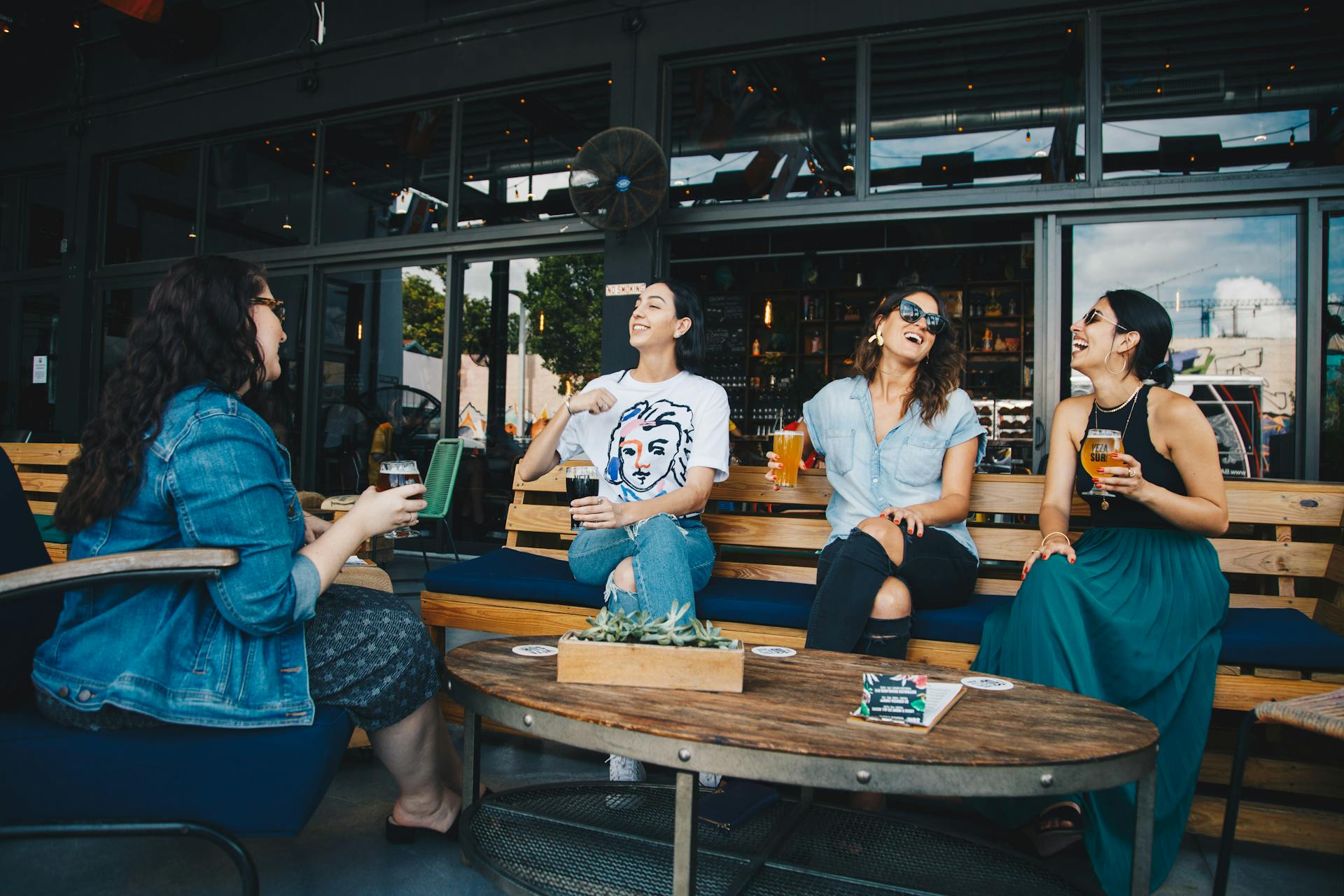 A group of friends sitting together | Source: Pexels