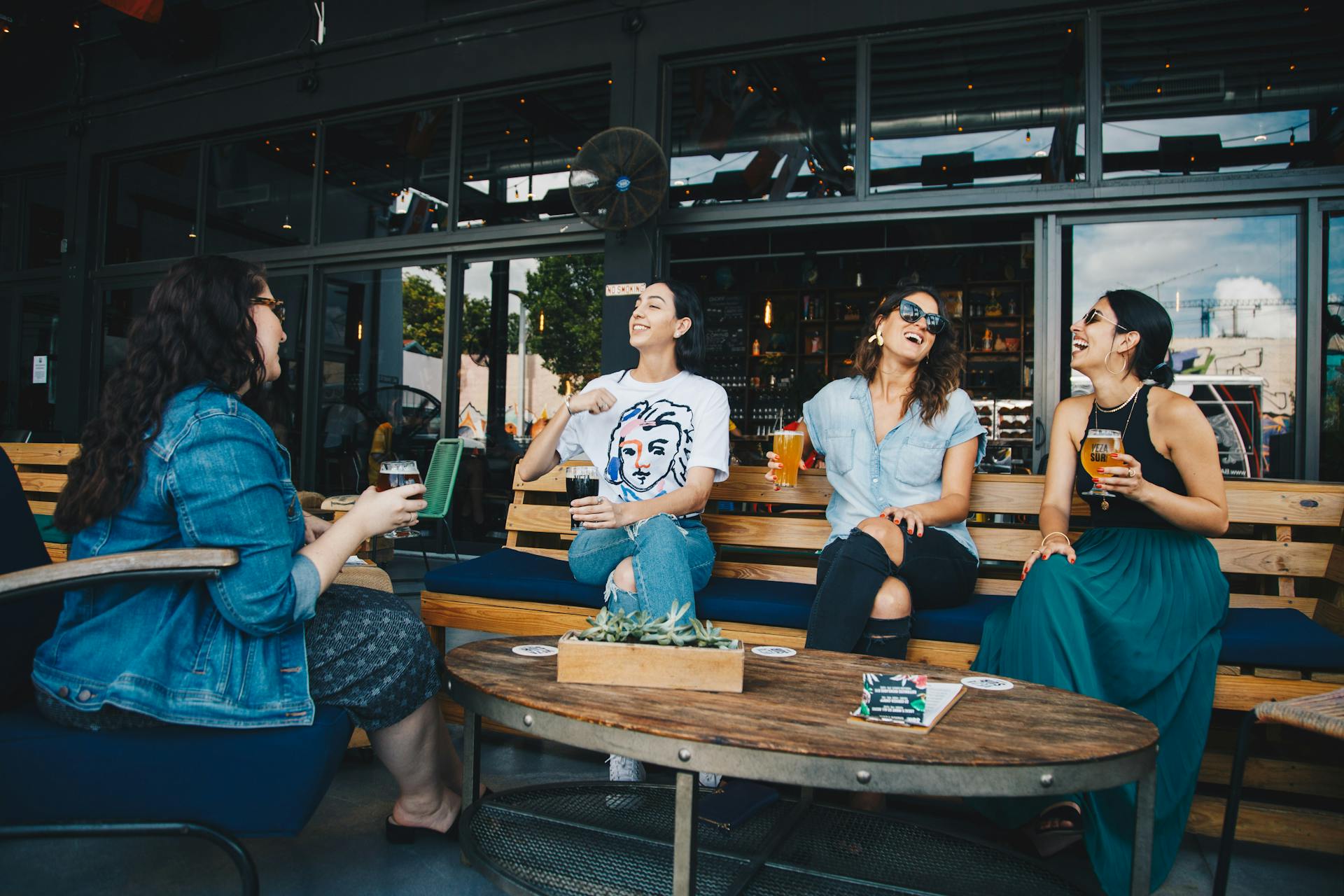 Friends in a restaurant | Source: Pexels