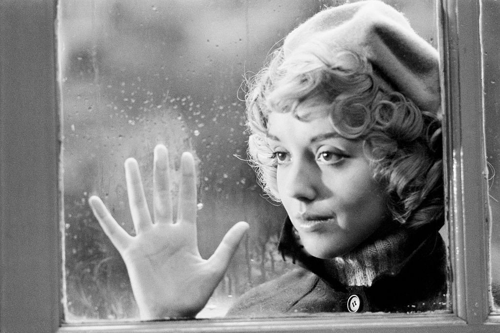 L'actrice française Corinne Le Poulain dans la série télévisée Dim Dam Dom. | Photo : Getty Images L'actrice française Corinne Le Poulain dans la série télévisée Dim Dam Dom. | Photo : Getty Images