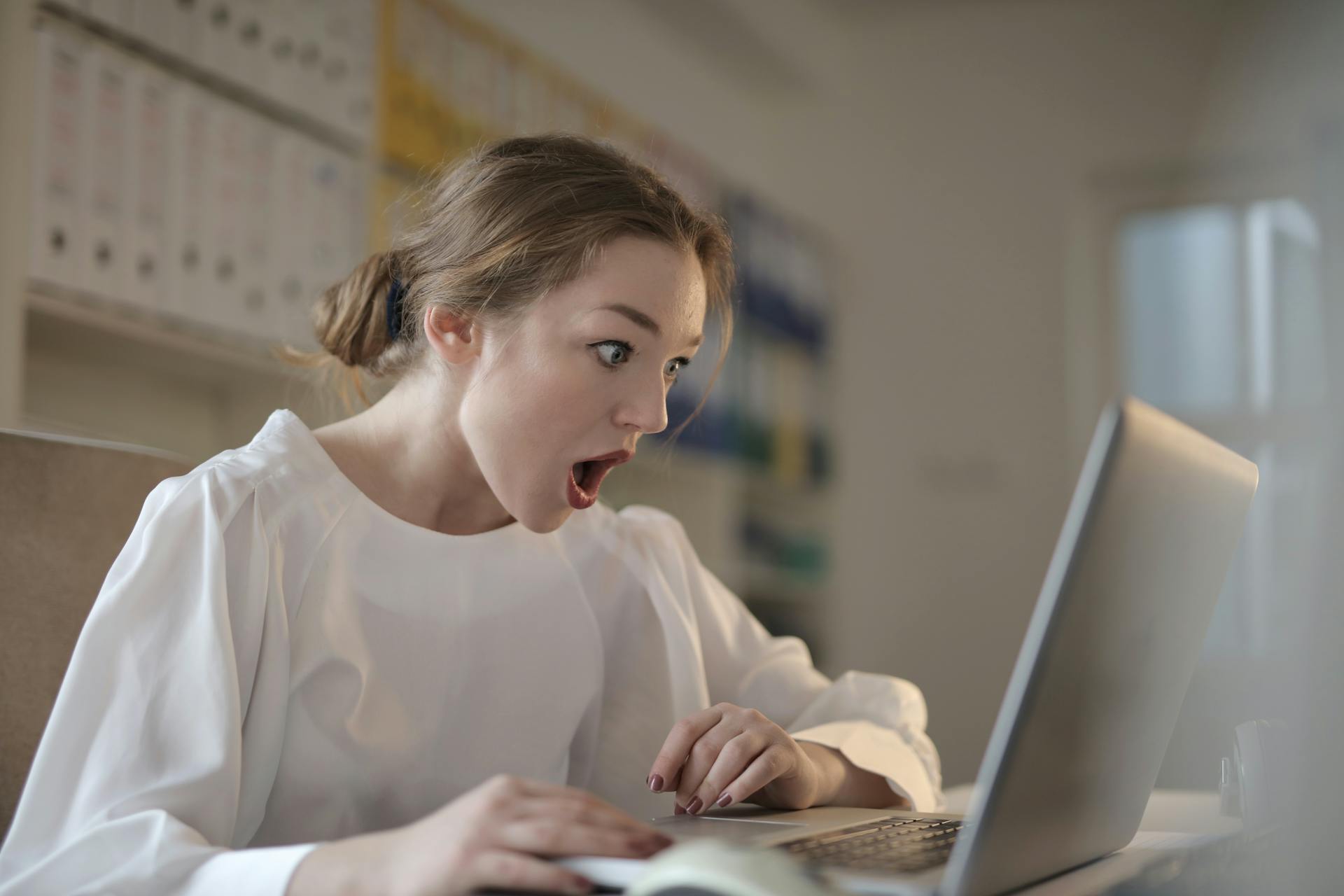 A shocked woman looking at her laptop screen | Source: Pexels