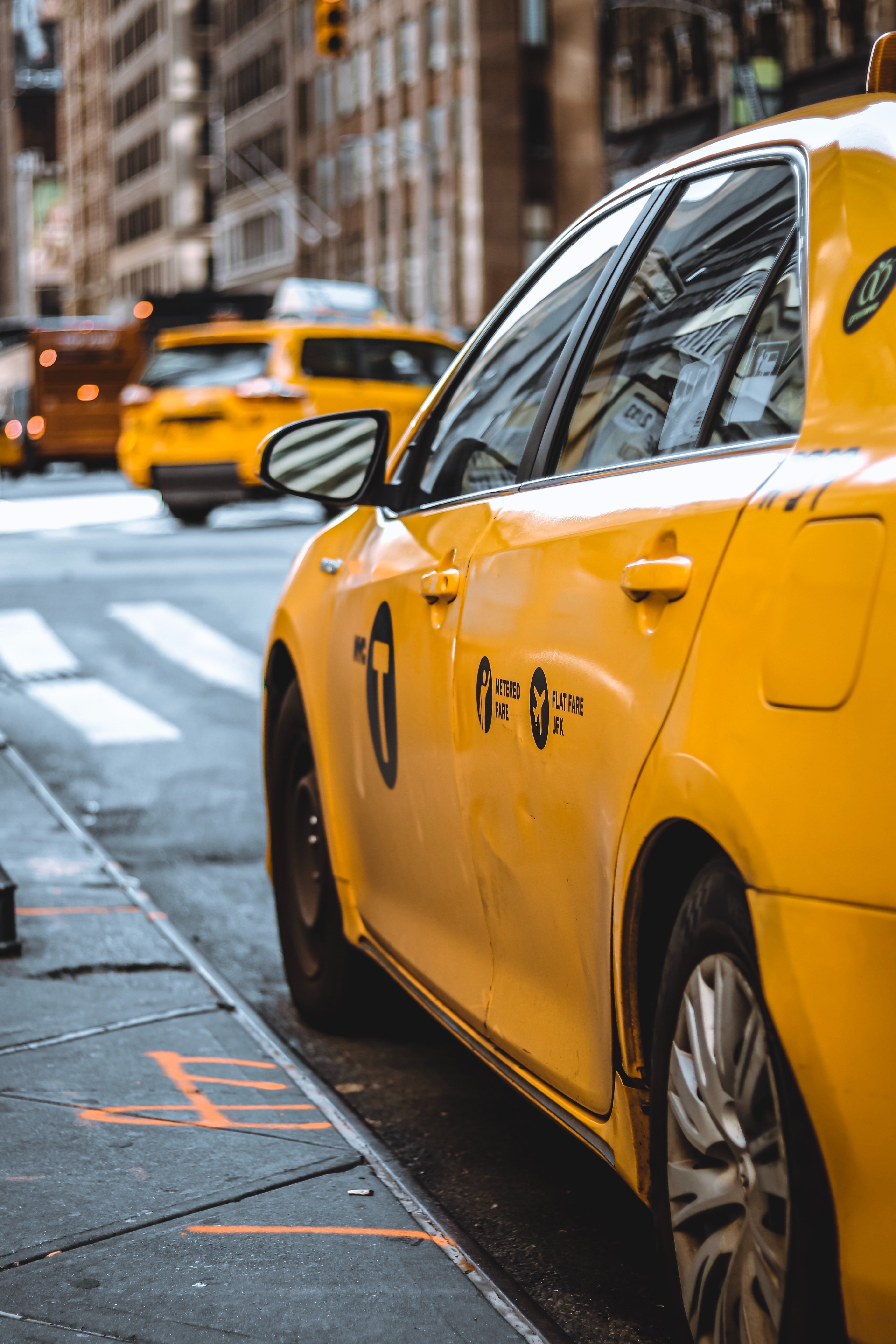 Un taxi amarillo circulando. | Foto: Unsplash