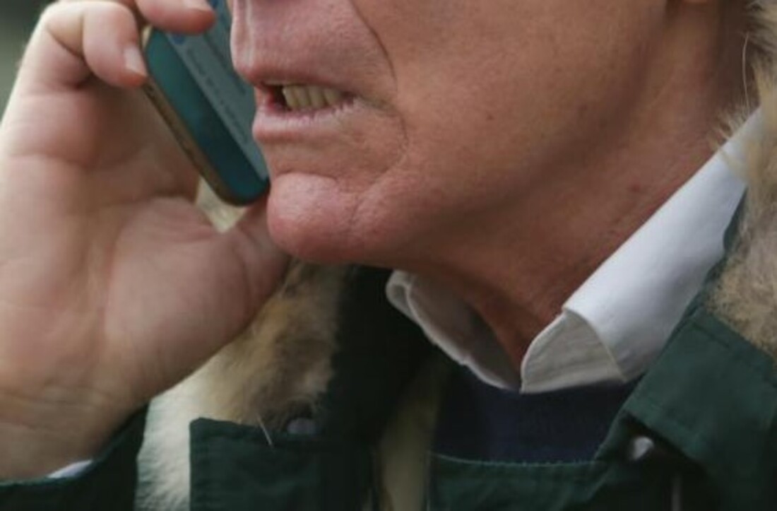 An angry old man talking on the phone | Source: Pexels