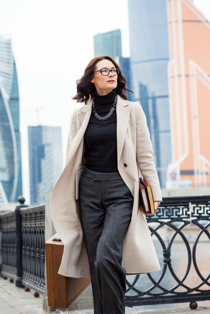 Mujer madura modelando un atuendo ejecutivo. I Foto: Shutterstock Mujer madura modelando un atuendo ejecutivo. I Foto: Shutterstock
