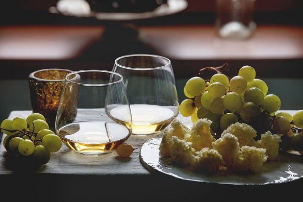 Préparation pour un dîner romantique. |Photo : Getty Images