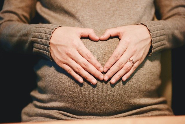 Manos sobre una barriga de embarazo. | Foto: Pixabay/stocksnap