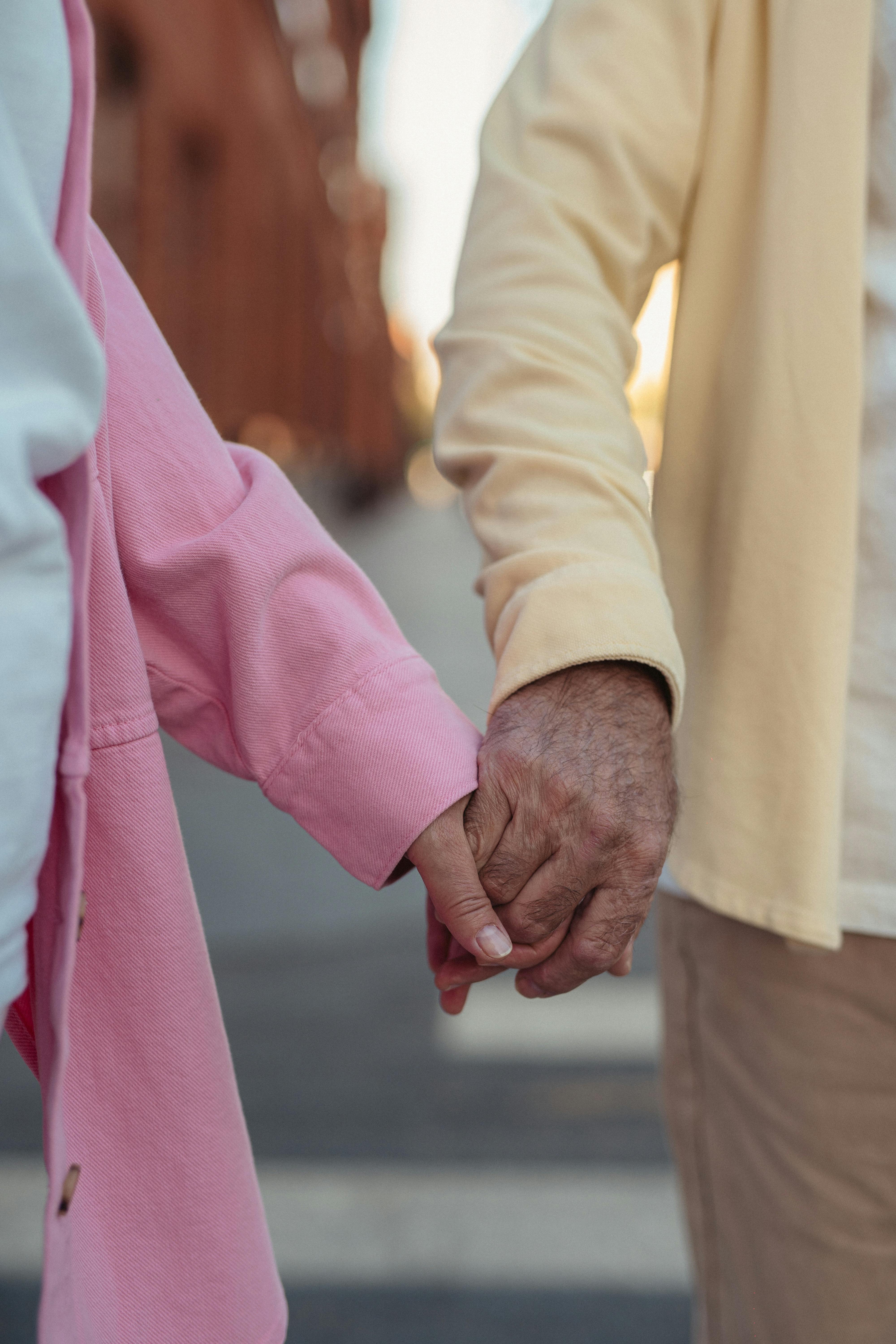 A couple holding hands | Source: Pexels