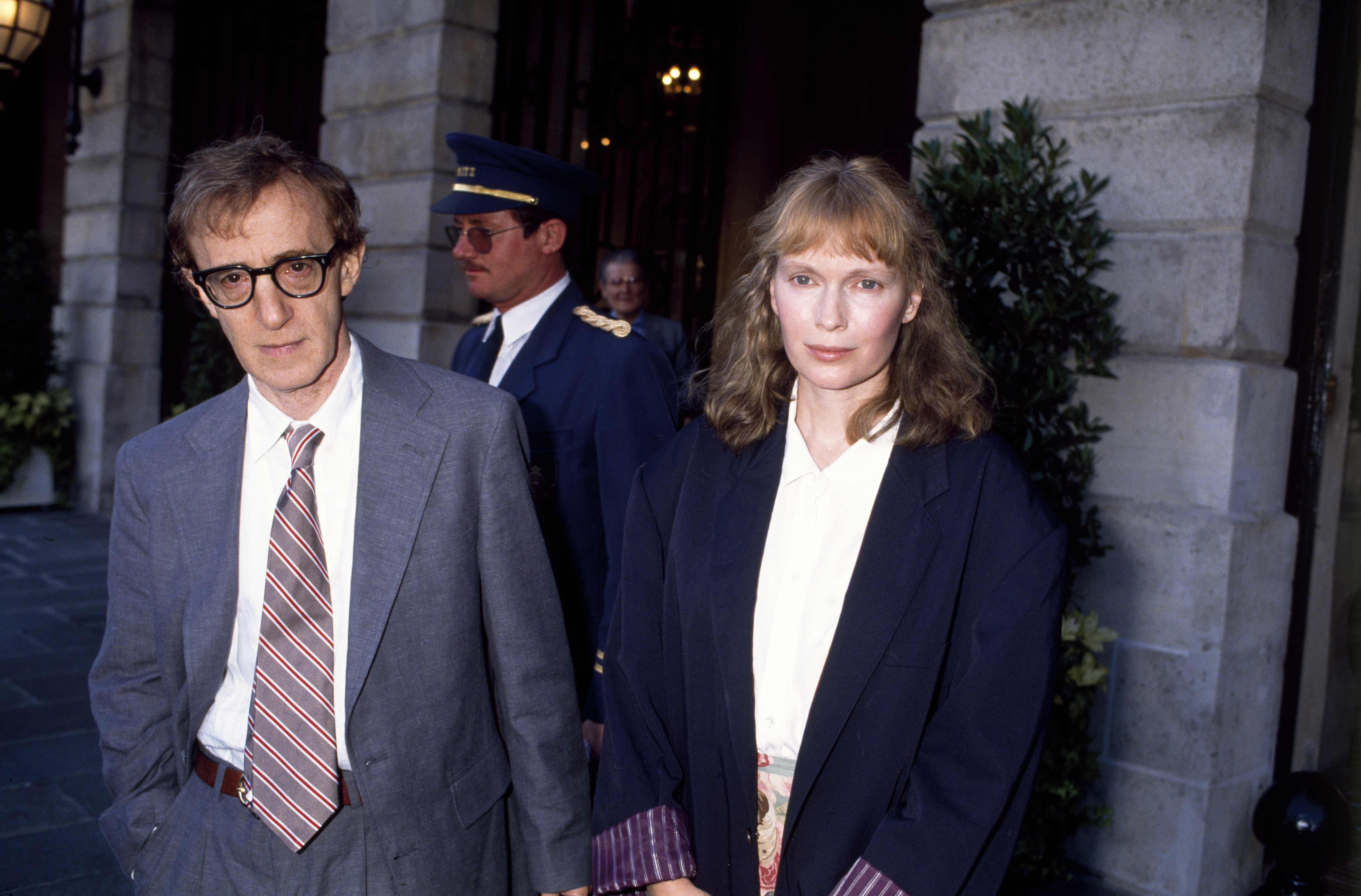 Woody Allen y Mia Farrow fotografiados en París, Francia, hacia 1980. | Foto: Getty Images