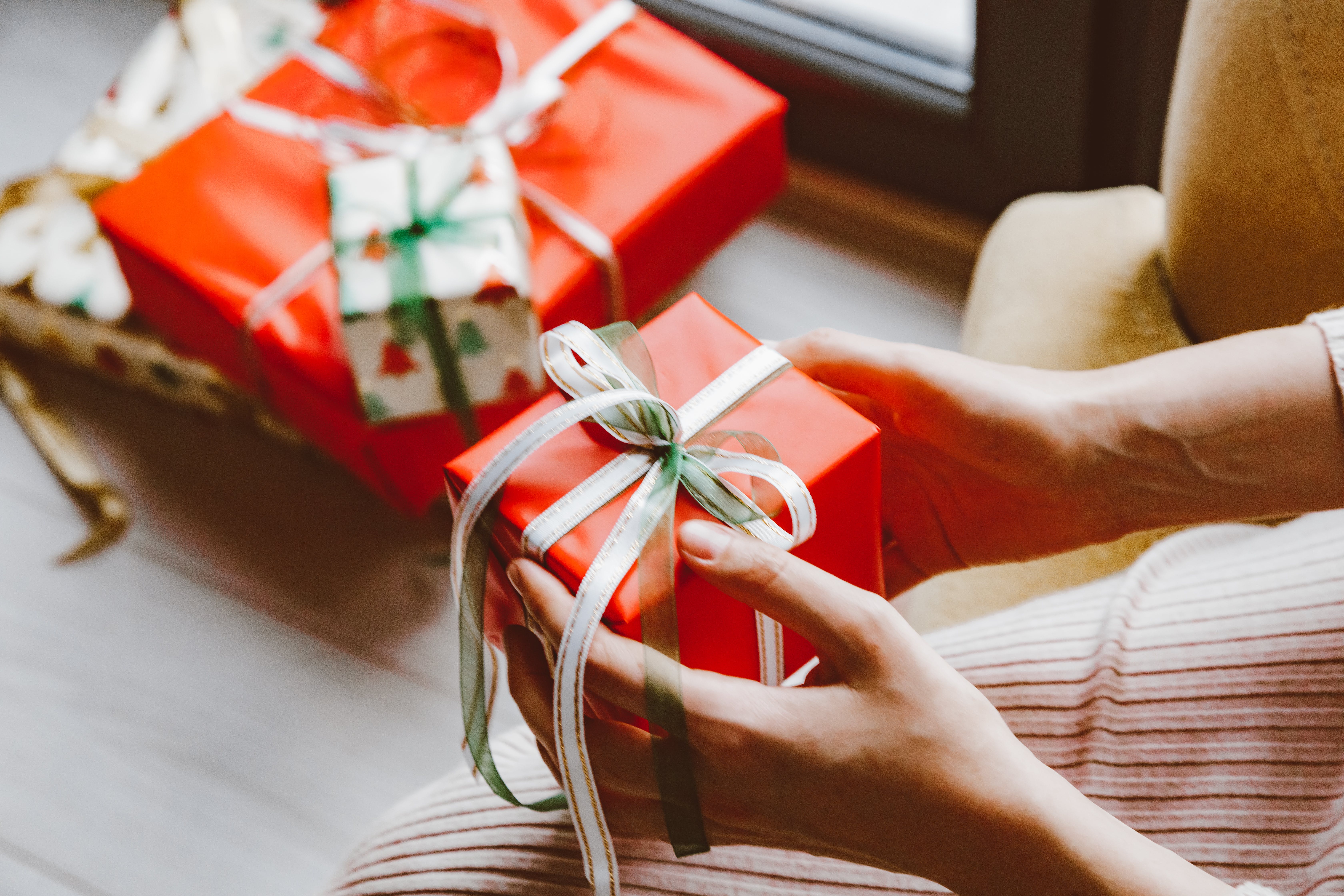 A person holding Christmas presents. | Source: Pexels