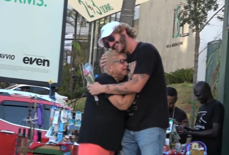 Doña Irene abrazando fuerte a John Leitão cuando le dio la suma de dinero. | Foto: Captura de pantalla de YouTube/John Leitão