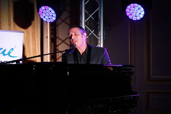 Julien Clerc se produit lors de la soirée "Vaincre Le Cancer". | Photo : Getty Images