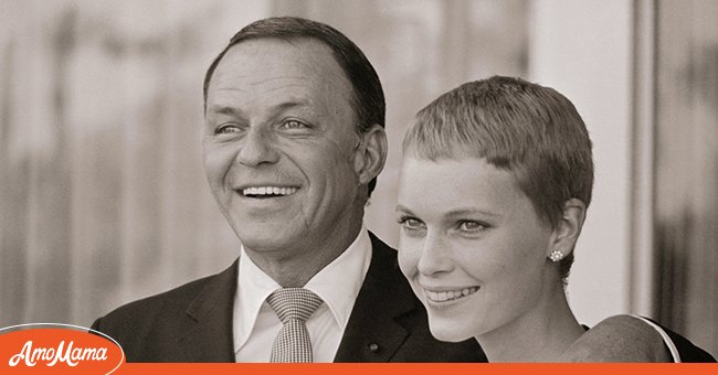 Mia Farrow und Frank Sinatra nach ihrer Hochzeit in Las Vegas am 19.07.1966. | Quelle: Getty Images