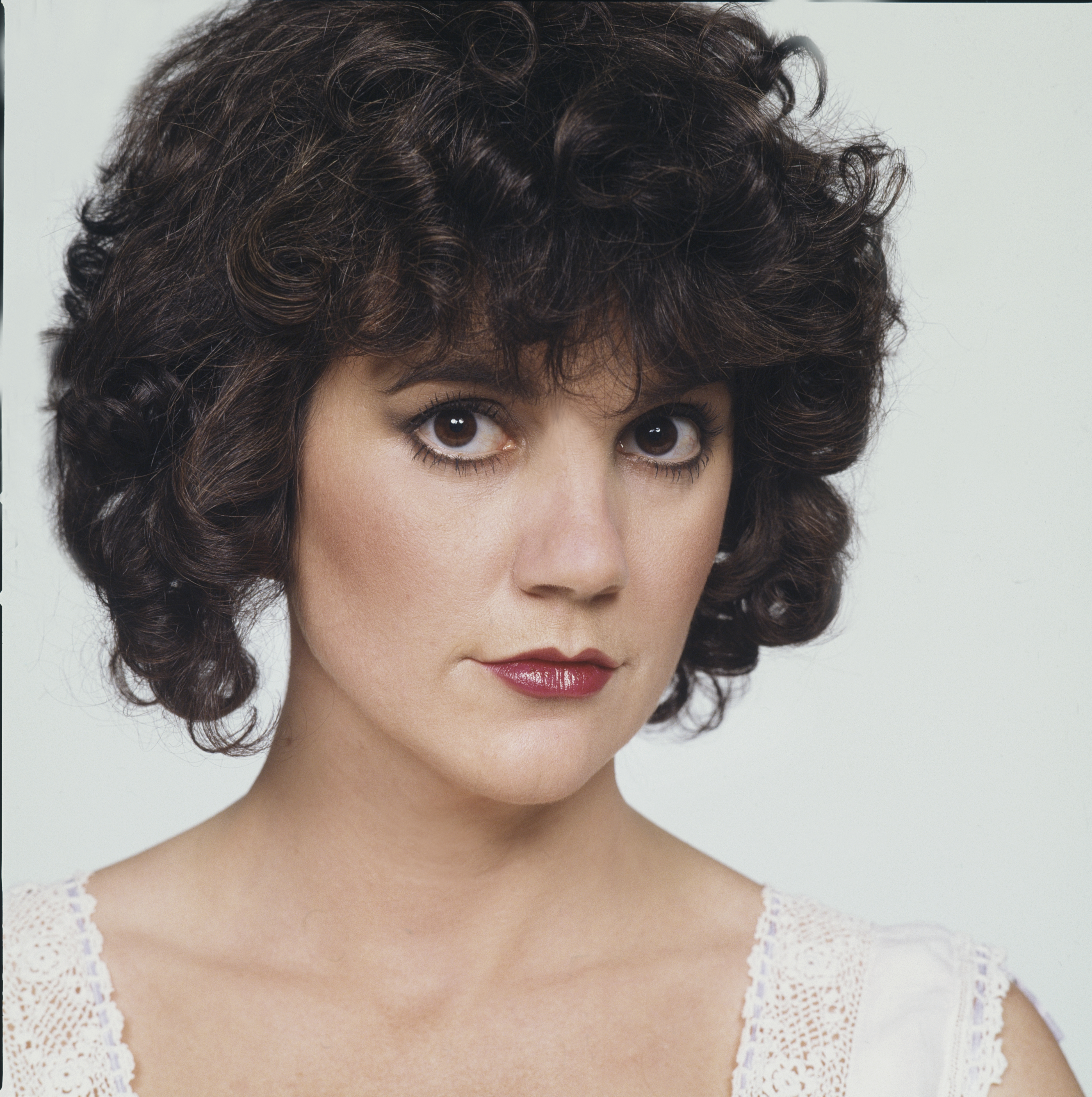 Linda Ronstadt poses during a portrait session in Los Angeles, California, circa 1982 | Source: Getty Images