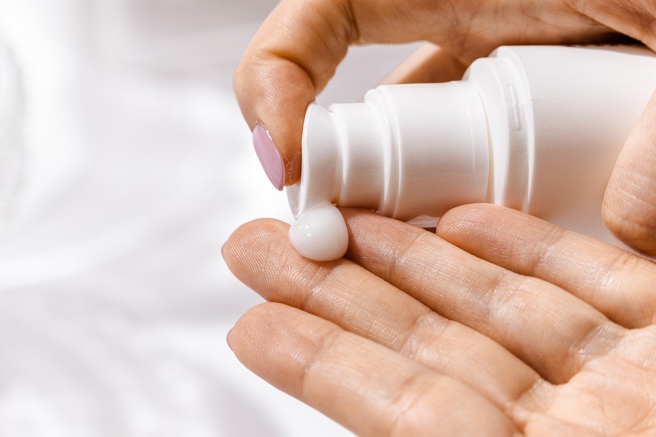 Mujer aplicando crema en su mano.| Foto: Pixabay