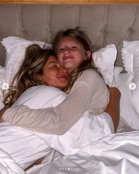 Gisele Bündchen cuddling with Vivian Brady in bed, posted on December 5, 2023 | Source: Instagram/gisele