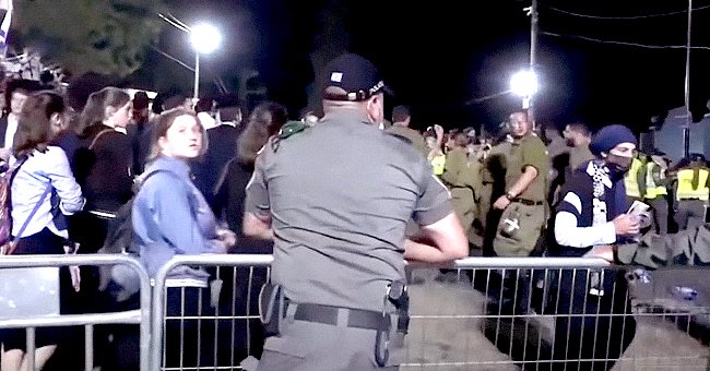 Police trying to control crowd at Jewish festival | Photo: YouTube.com/thesun