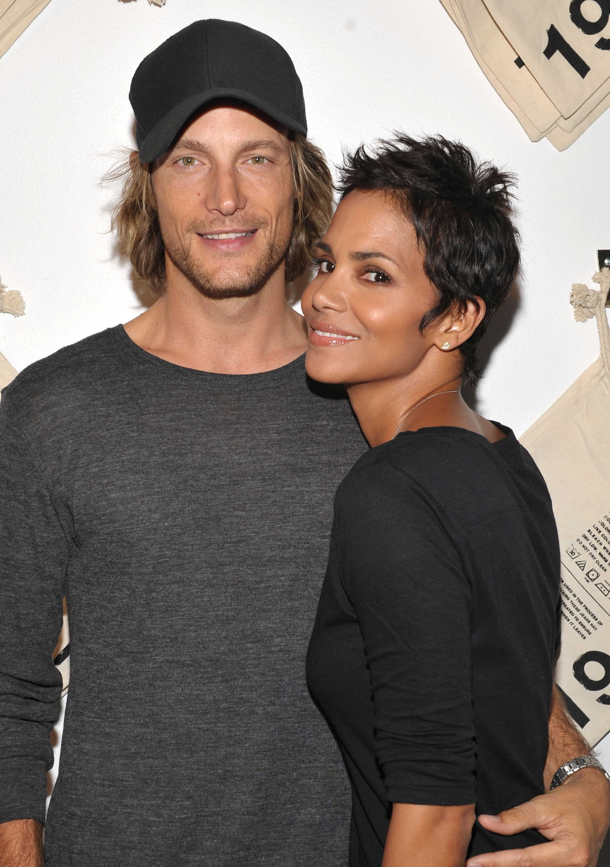 Gabriel Aubry and Halle Berry on August 6, 2009 | Source: Getty Images