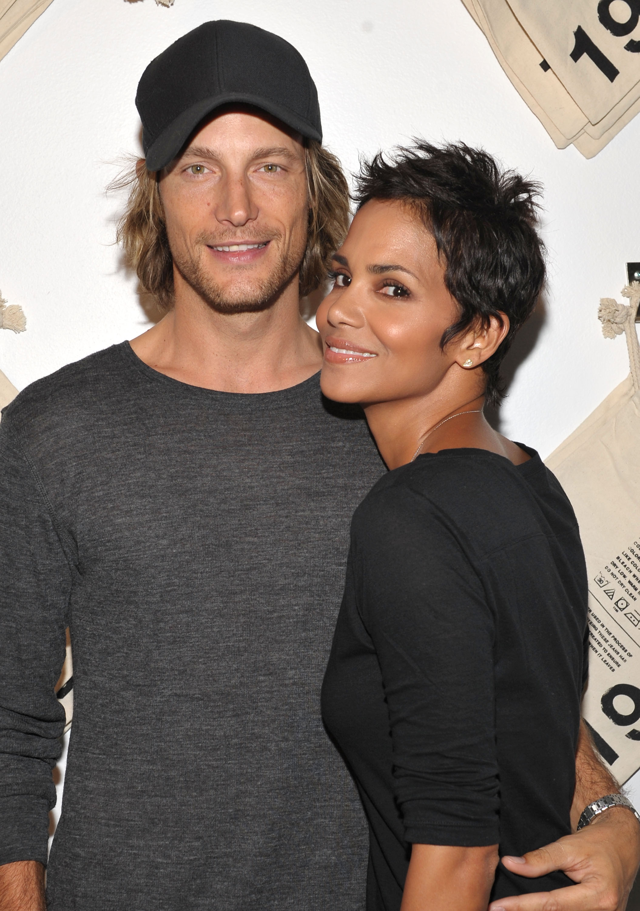 Halle Berry and Gabriel Aubry attend the launch event for Gap's 1969 Jean Shop on Robertson Blvd in West Hollywood, California, on August 6, 2009 | Source: Getty Images