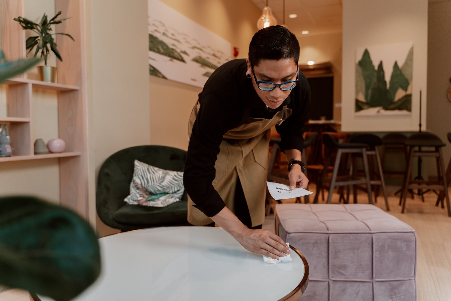 A server wiping a table | Source: Pexels