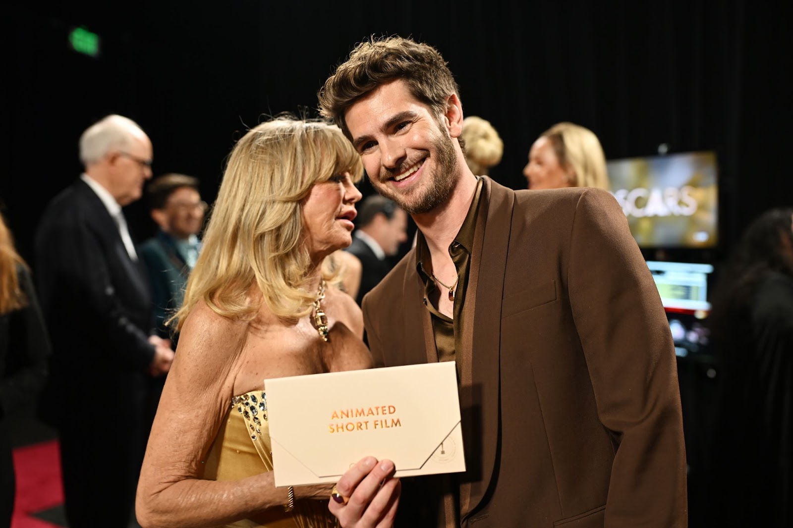 Goldie Hawn and Andrew Garfield pose backstage with the Best Animated Short Film winner envelope | Source: Getty Images