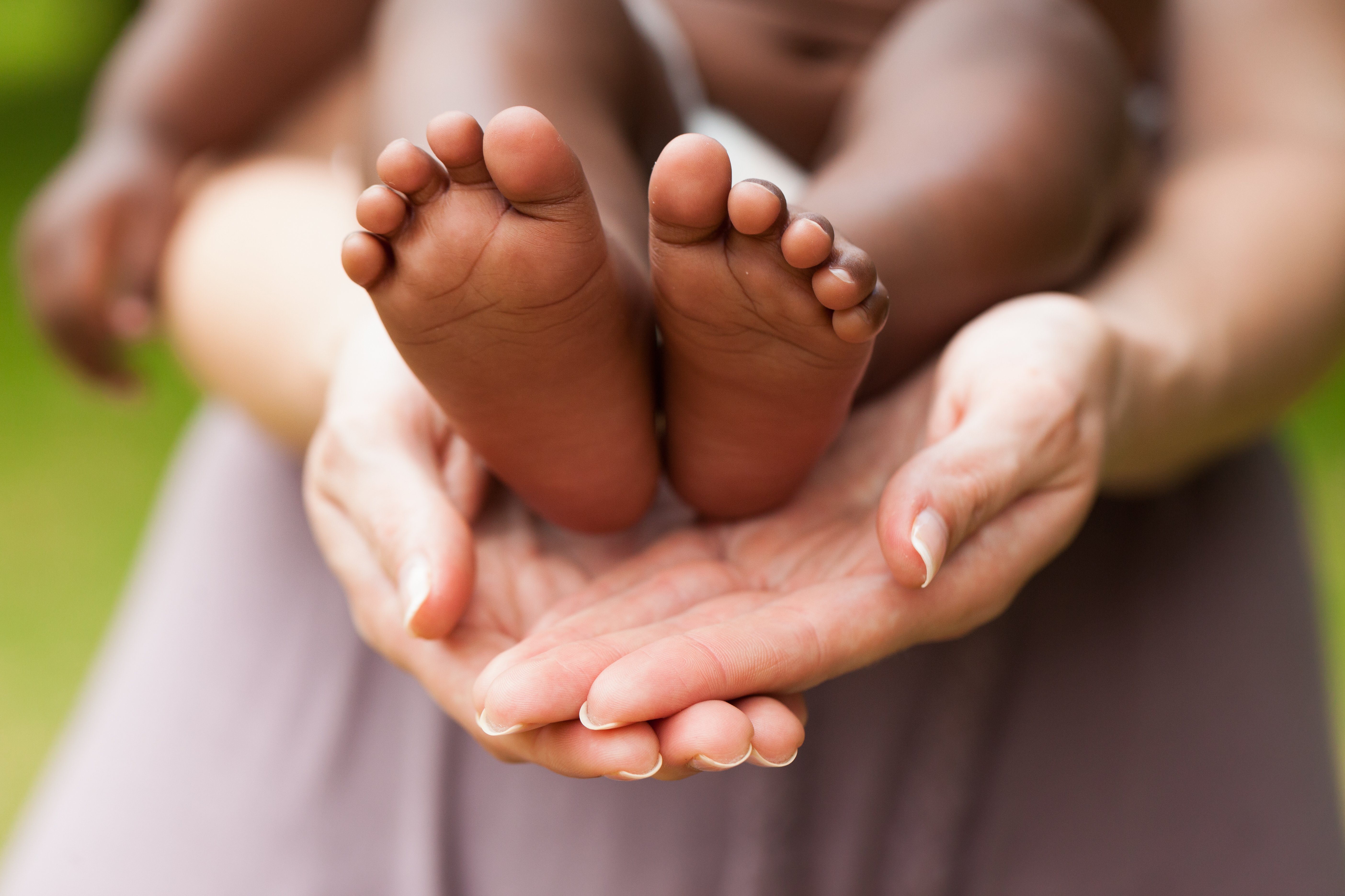 A mother holds her baby's feet. | Source: Getty Images