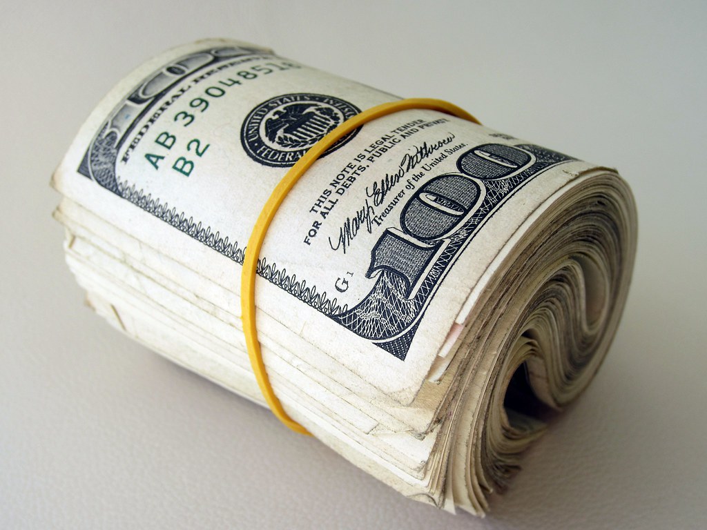 Folded 100 dollar bills | Photo: Flickr Folded 100 dollar bills | Photo: Flickr