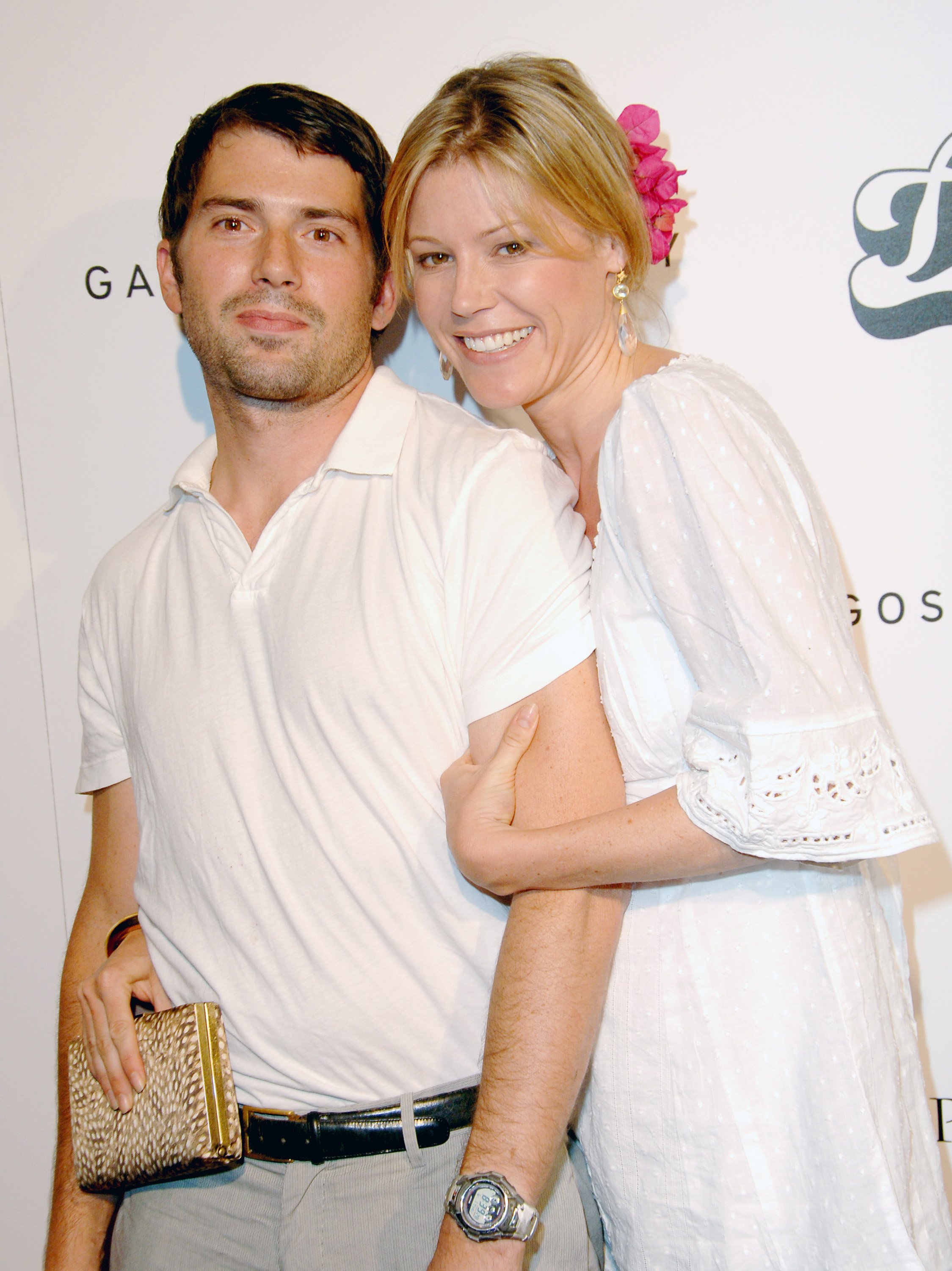 Julie Bowen and Scott Phillips during Hollywood and Fashion Unite for The Inaugural "Kid Art Event: A Benefit for P.S. Arts" - June 1, 2006 | Source: Getty Images