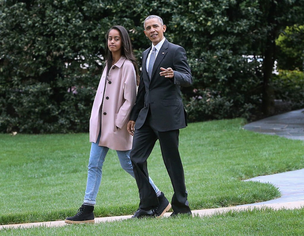 President Barack Obama walks with his daughter Malia toward Marine One while departing the White House | Photo: Getty Images