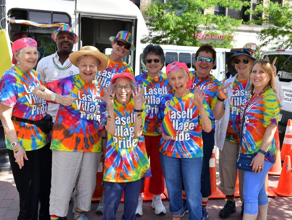 Des membres Senior de la Coalition LGBT prennent part au 48e défilé annuel de la Boston Pride Parade | Photo : Getty Images Des membres Senior de la Coalition LGBT prennent part au 48e défilé annuel de la Boston Pride Parade | Photo : Getty Images