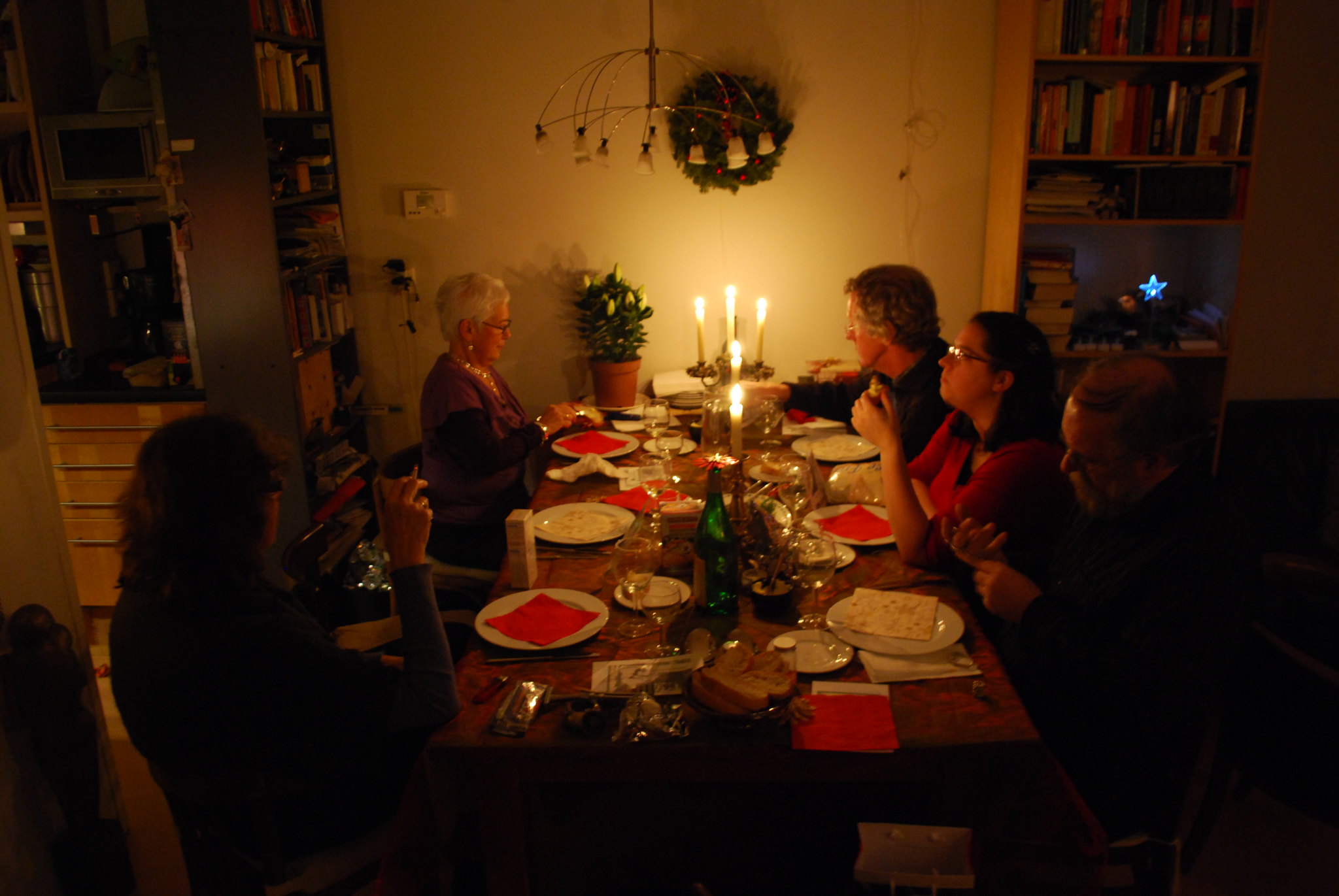 Family members having Christmas dinner | Source: Flickr
