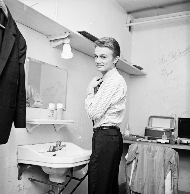 Claude François se préparant pour un spectacle. l Source: Getty Images