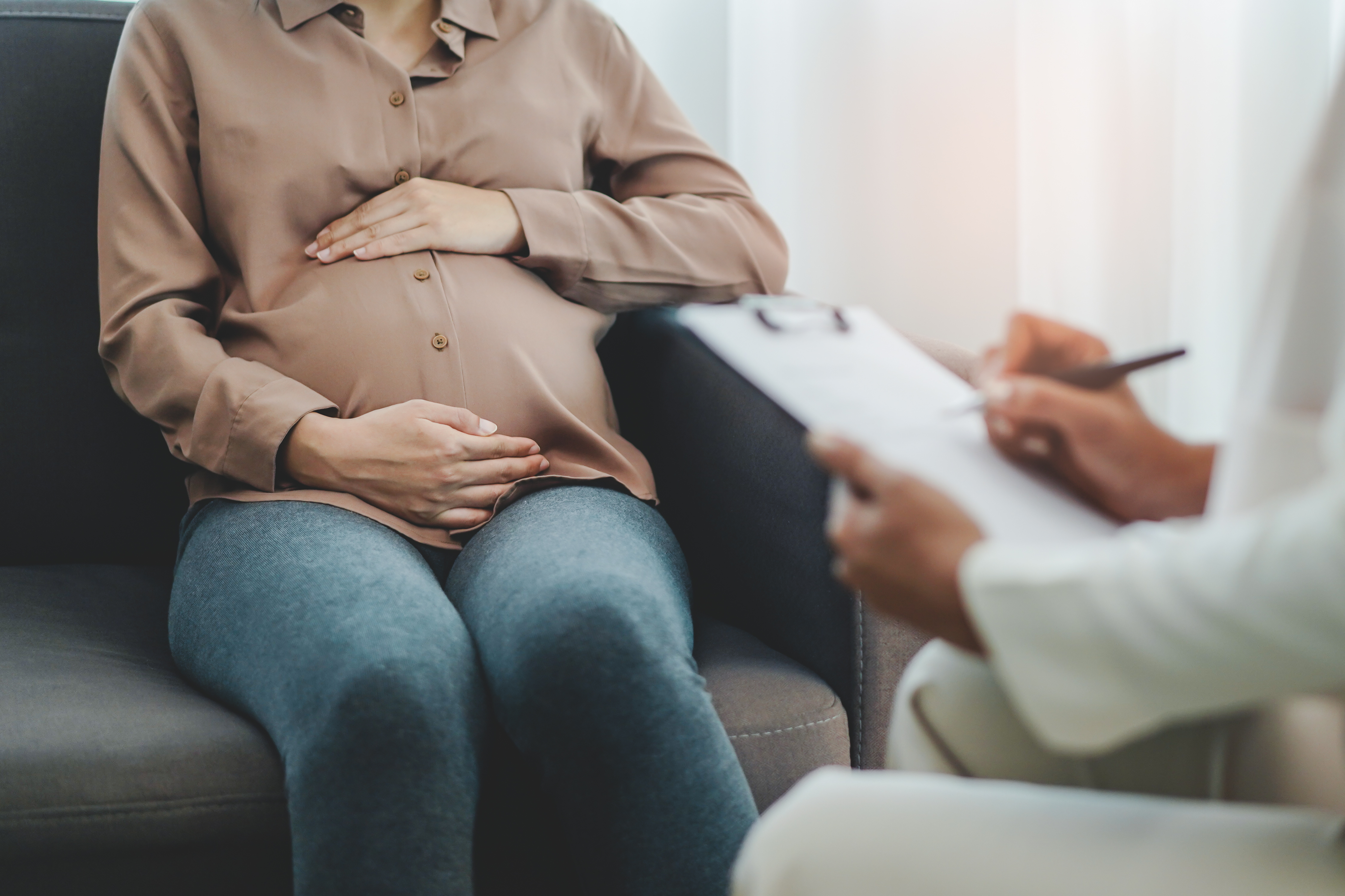 A pregnant woman at the doctor | Source: Shutterstock