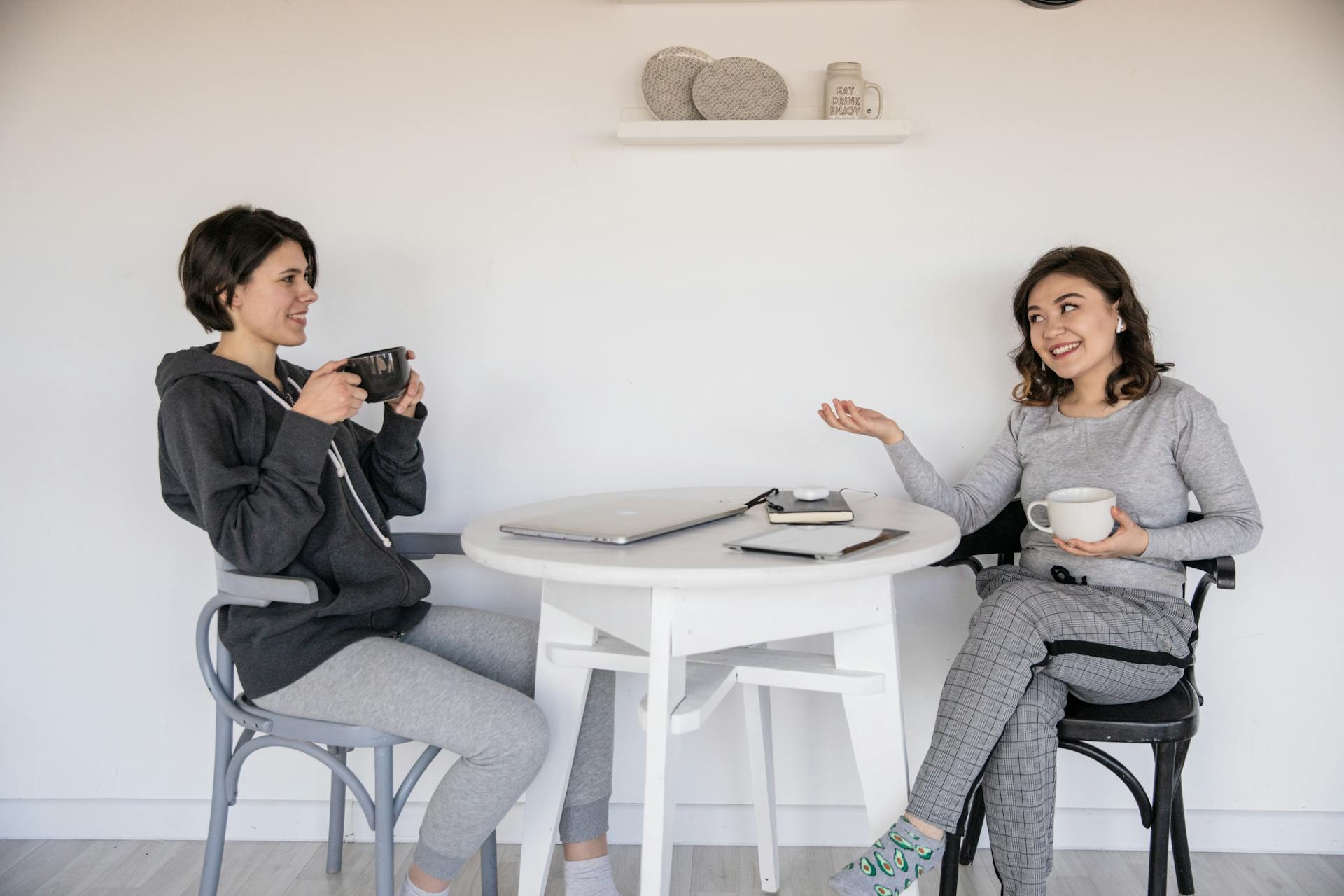 Two women having a chat | Source: Pexels