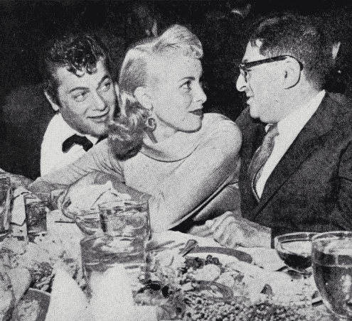  Tony Curtis with wife Janet Leigh and journalist Sidney Skolsky. | Source: Wikimedia Commons