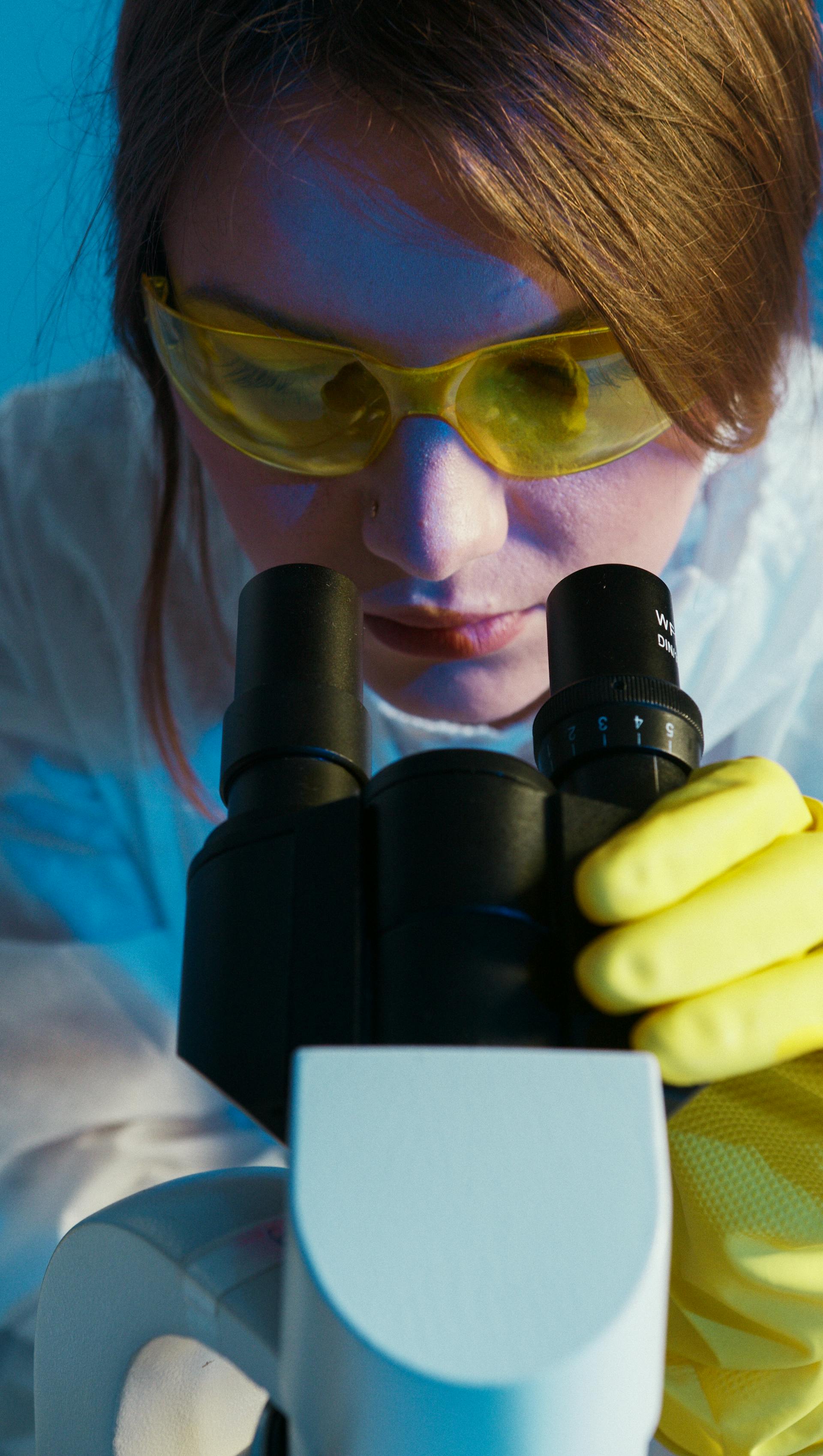 A woman looking through a microscope | Source: Pexels
