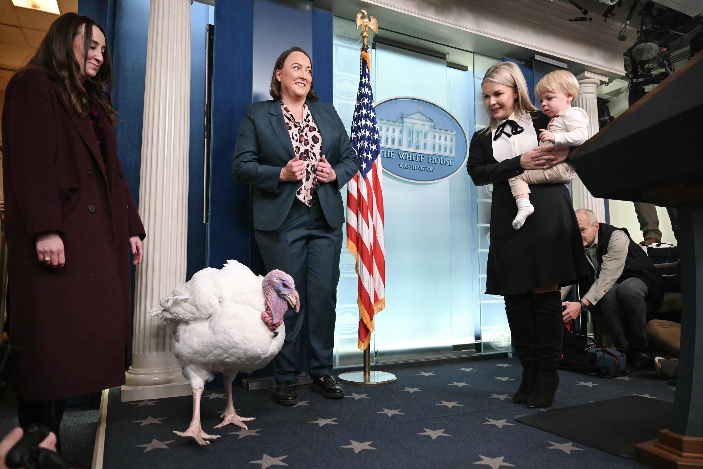 Karoline Leavitt holds her son during a Thanksgiving press briefing with "Waddle" the turkey at the White House, Washington, DC, on November 25, 2025 | Source: Getty Images