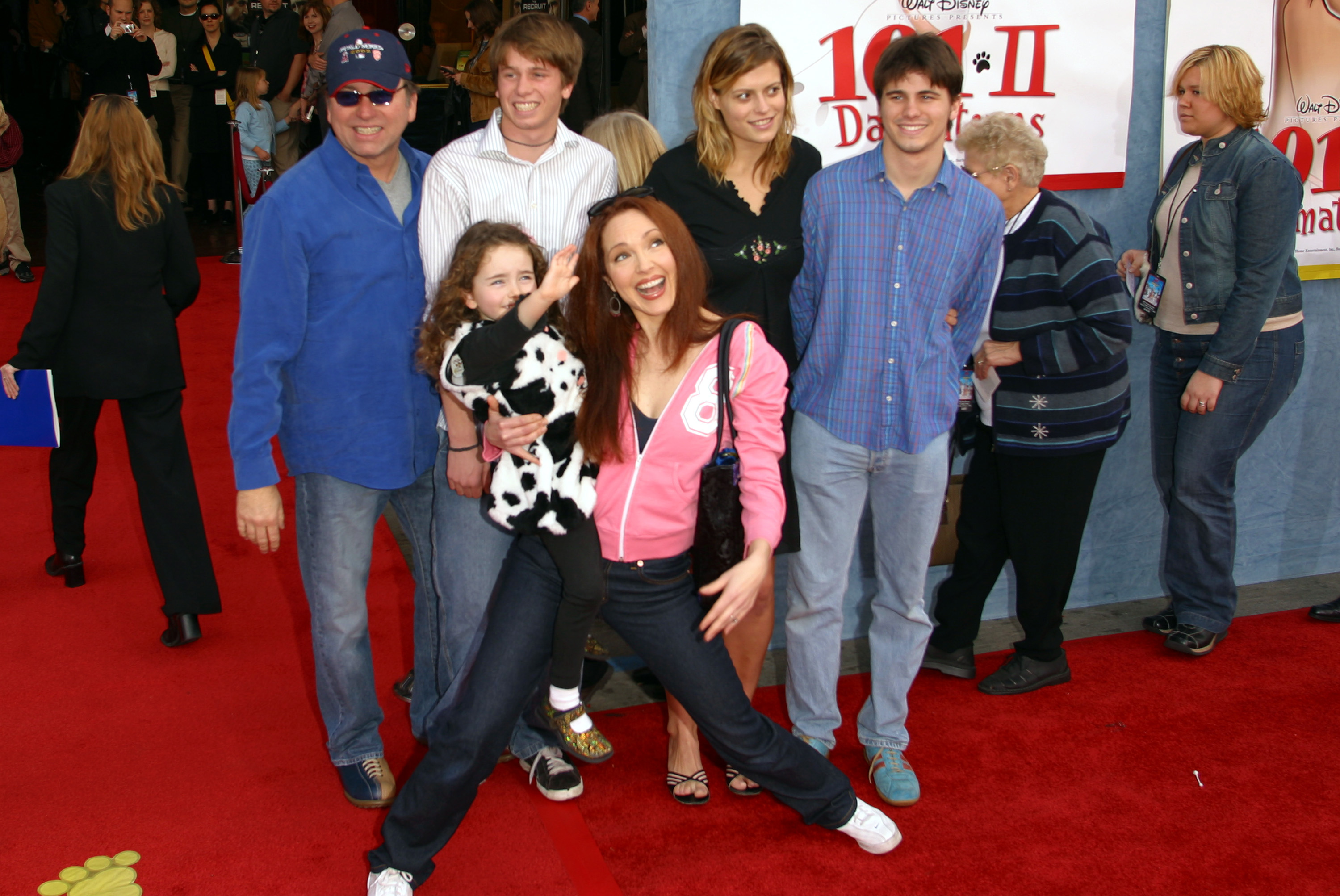 John Ritter, Amy Yasbeck and the actor's children at El Capitan Theatre in Hollywood, CA, United States in 2003 | Source: Getty Images