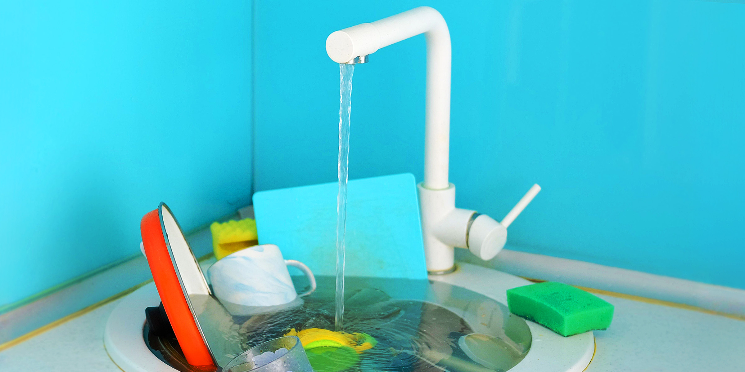 An overflowing kitchen sink | Source: Shutterstock
