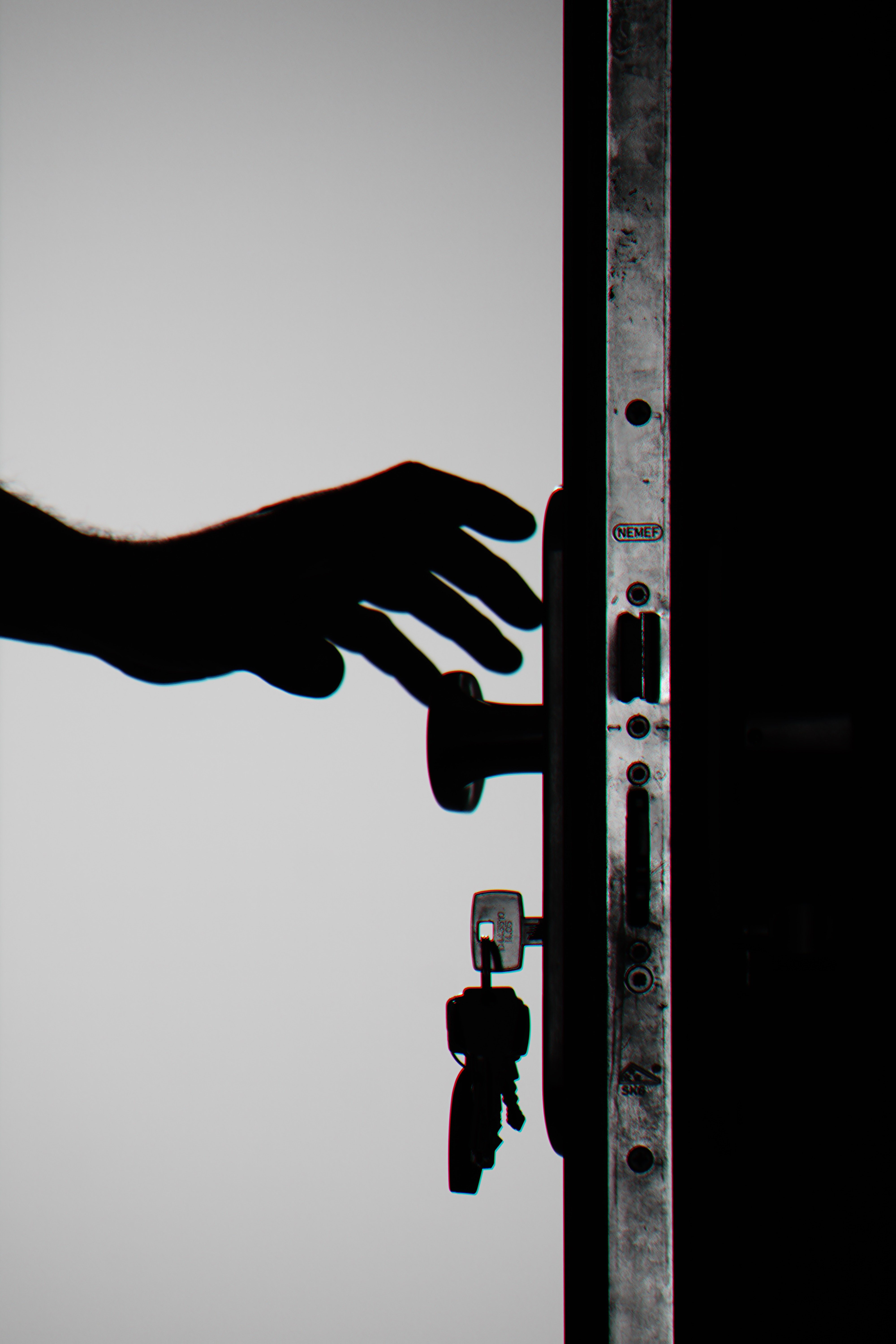 Persona abriendo puerta. | Foto: Pexels